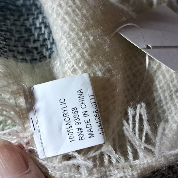 🆕️ Lulu acrylic blanket scarf - Picture 4 of 4